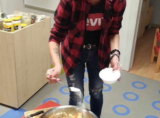 Pani Patrycja dodaje przyprawy