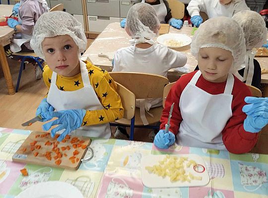 Dzieci kroją warzywa