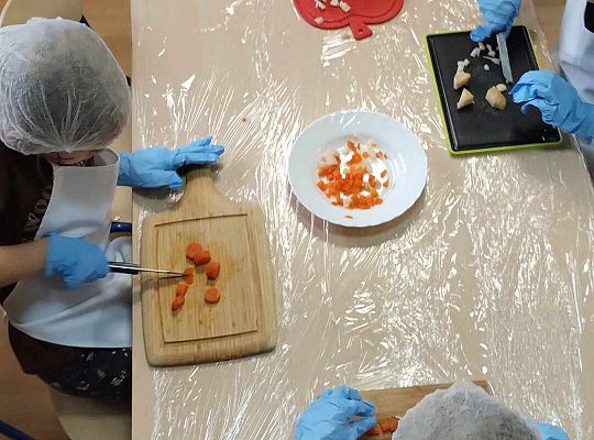 Dzieci kroją warzywa