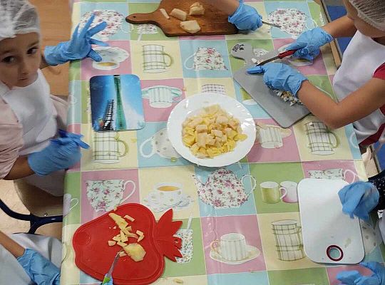 Dzieci kroją warzywa