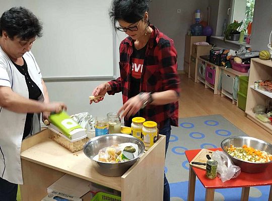 Panie kroją warzywa