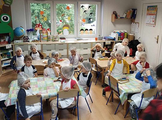 Dzieci kroją warzywa