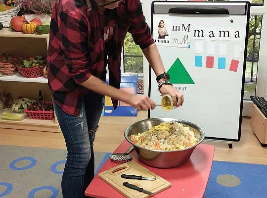 Pani Patrycja dodaje przyprawy