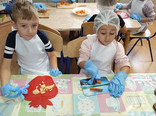 Dzieci kroją warzywa