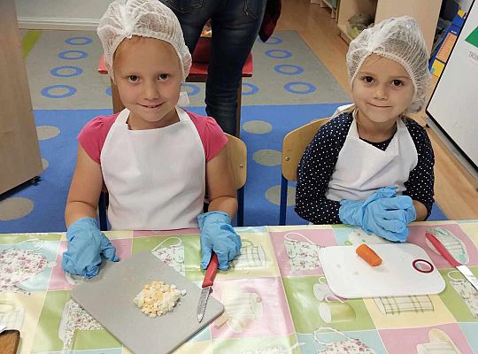 Dzieci kroją warzywa