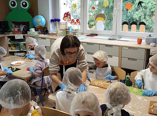 Dzieci kroją warzywa