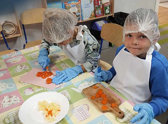 Dzieci kroją warzywa