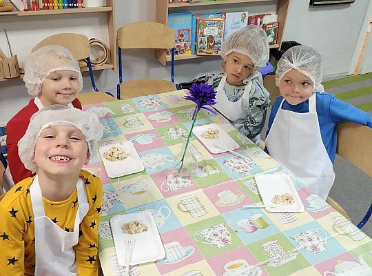 Dzieci kroją warzywa