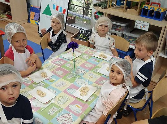 Dzieci kroją warzywa