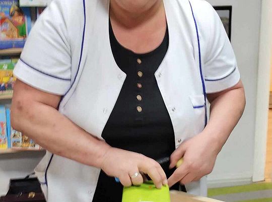 Pani Ania pomaga przy robieniu sałatki