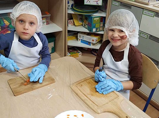 Dzieci kroją warzywa