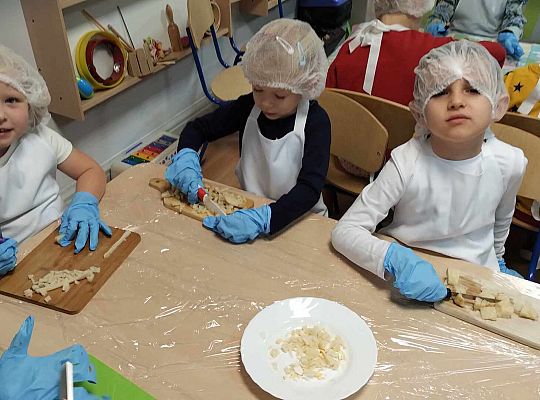 Dzieci kroją warzywa