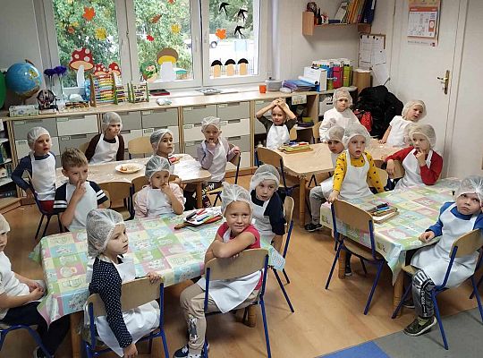 Dzieci kroją warzywa