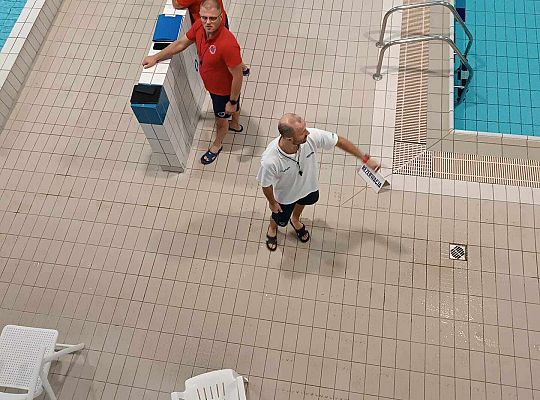 Trenerzy stoją przed rozpoczęciem zajęć