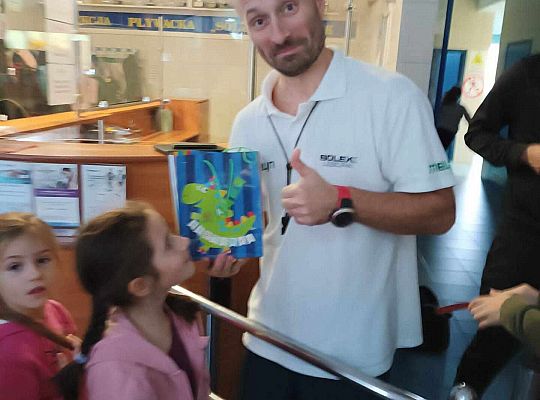 Dzieci dają upominek