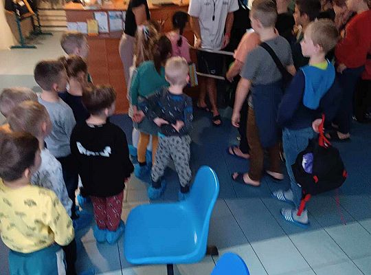 Dzieci słuchają instruktora