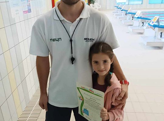 Dziewczynka daje upominek