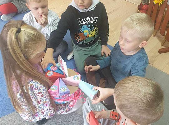 Jubilatka rozdaje słodycze