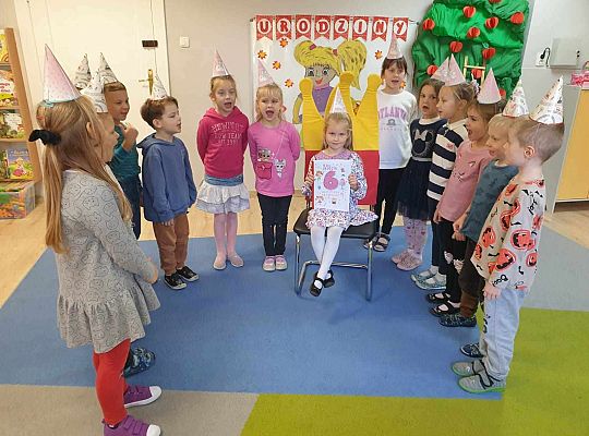 Dzieci śpiewają sto lat