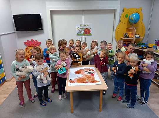 Grupa dzieci z maskotkami