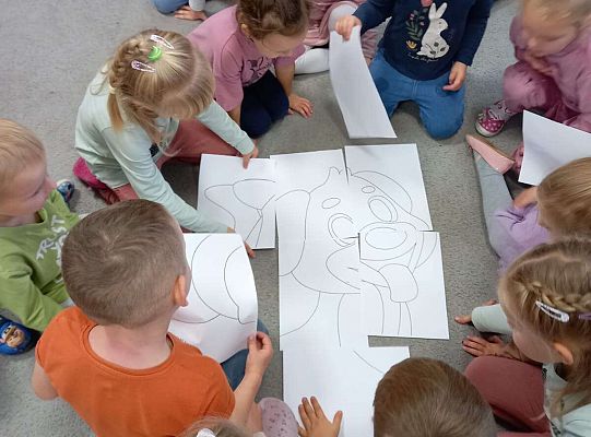 Dzieci układają obrazek