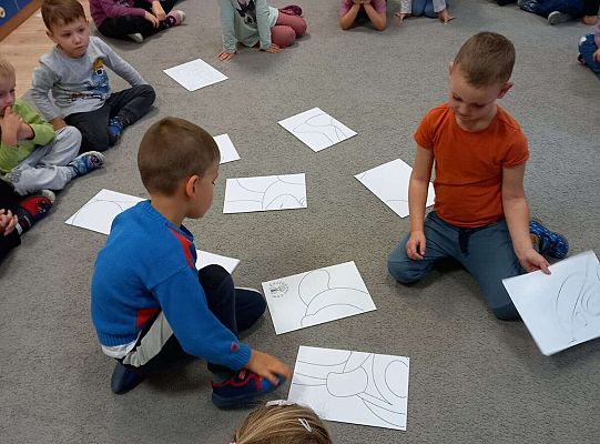 Dzieci układają obrazek