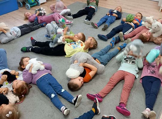 Dzieci tulą maskotki