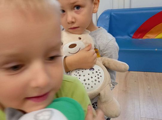 Dzieci tulą maskotki