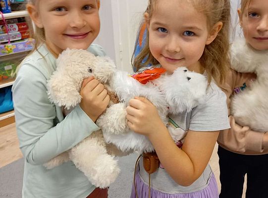 Dzieci tulą maskotki