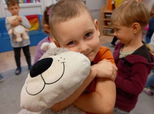 Dzieci tulą maskotki