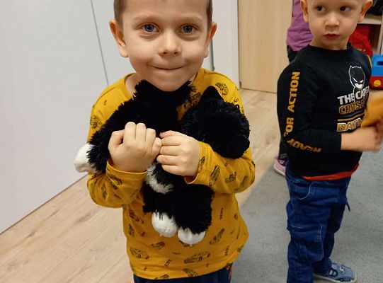 Dzieci tulą maskotki