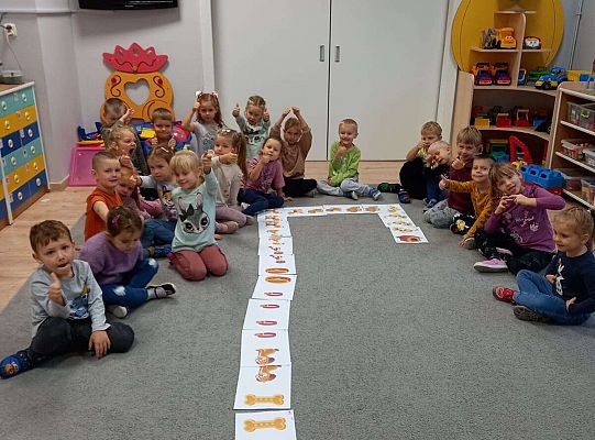 Dzieci układają domino