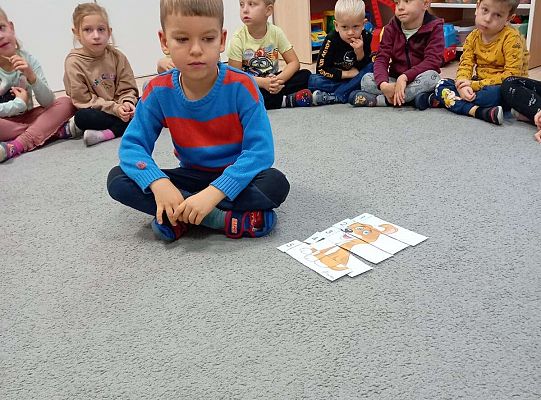 Dzieci układają puzzle