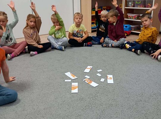 Dzieci układają puzzle