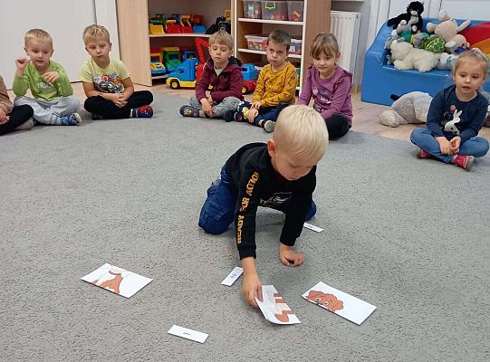 Dzieci układają puzzle