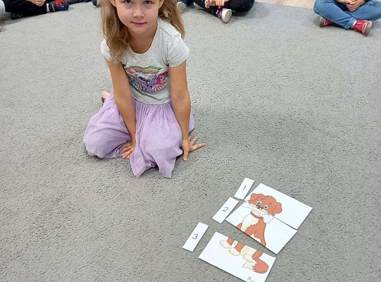 Dzieci układają puzzle