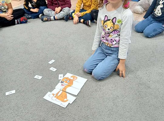 Dzieci układają puzzle