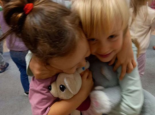 Dzieci tulą maskotki