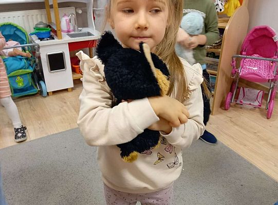 Dzieci tulą maskotki