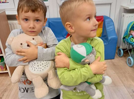 Dzieci tulą maskotki