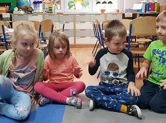 Dzieci wystukują rytm