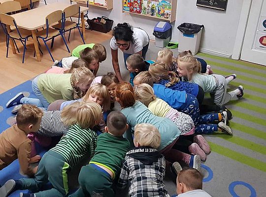 Zabawa do piosenki Puszek Okruszek