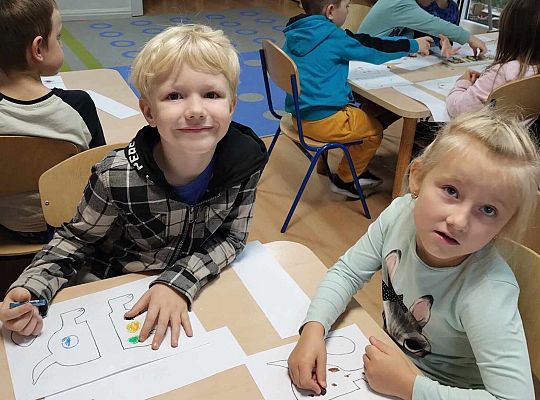 Dzieci malują, wycinają i składają