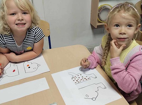 Dzieci malują, wycinają i składają