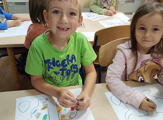 Dzieci malują, wycinają i składają