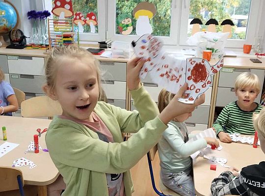 Dzieci malują, wycinają i składają