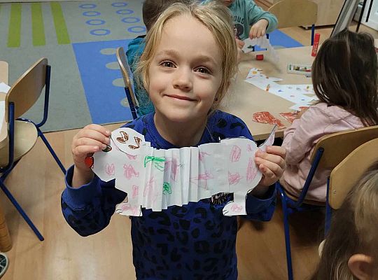 Dzieci malują, wycinają i składają