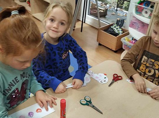 Dzieci malują, wycinają i składają