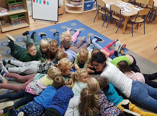 Zabawa do piosenki Puszek Okruszek