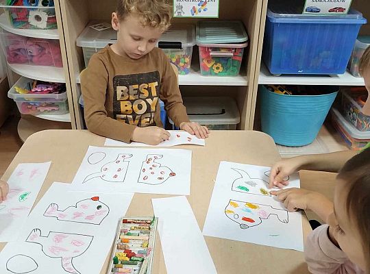 Dzieci malują, wycinają i składają